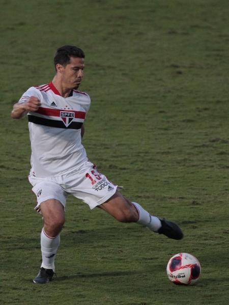 Hernanes controla a bola em partida do São Paulo contra o Mirassol pelo Paulistão - Imagem: Miguel Schincariol/SPFC