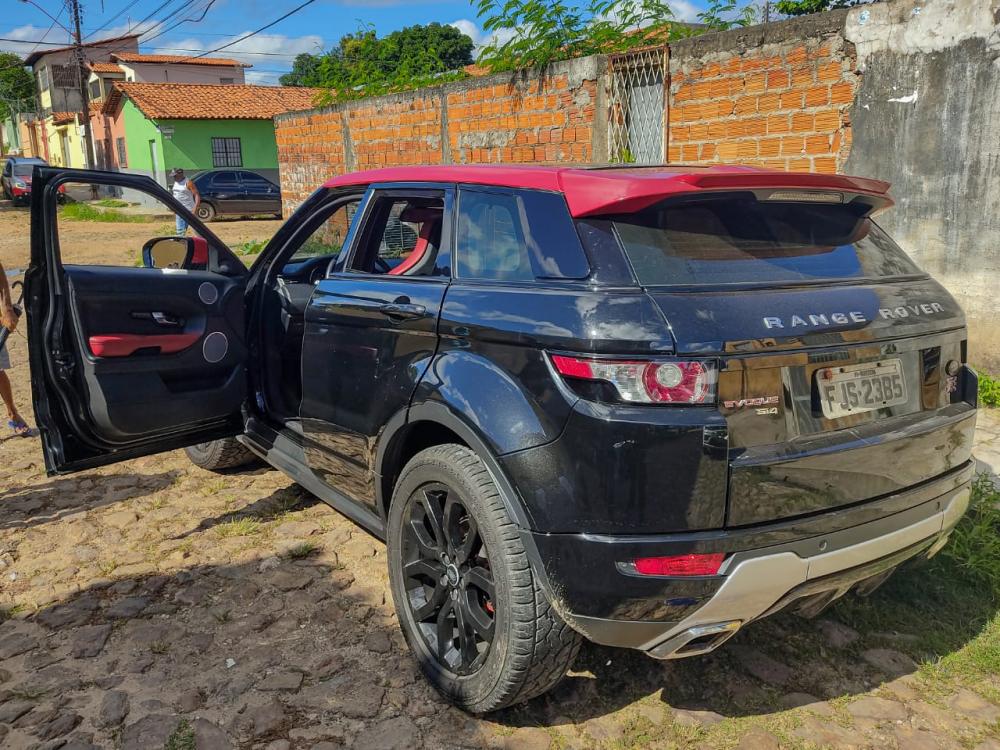 Criminosos rendem família e roubam Range Rover em Teresina