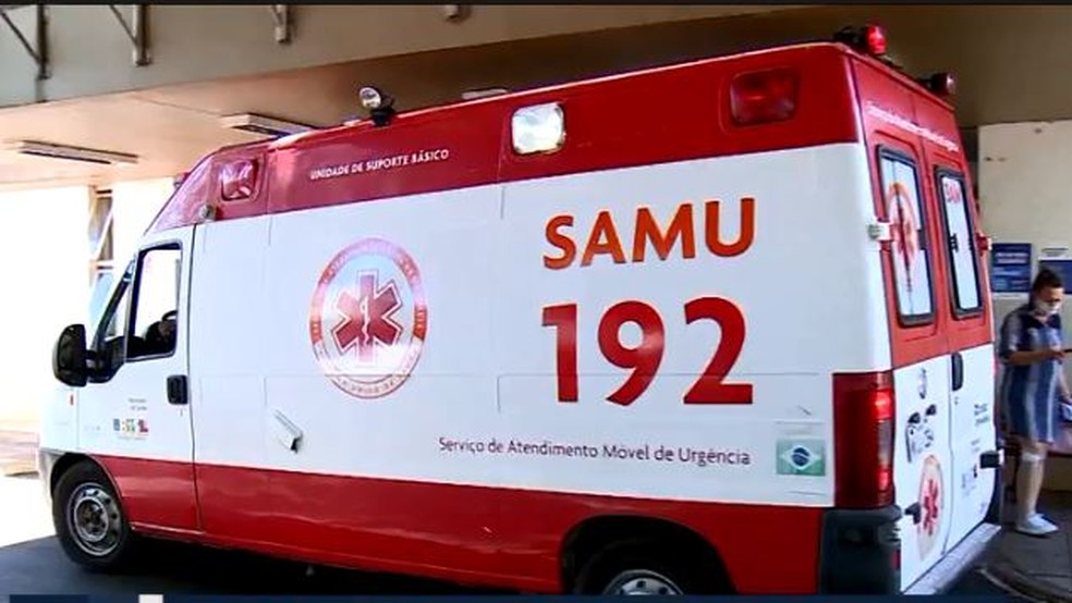 Ambulância do Samu socorreu a vítima — Foto: NSC TV/Reprodução
