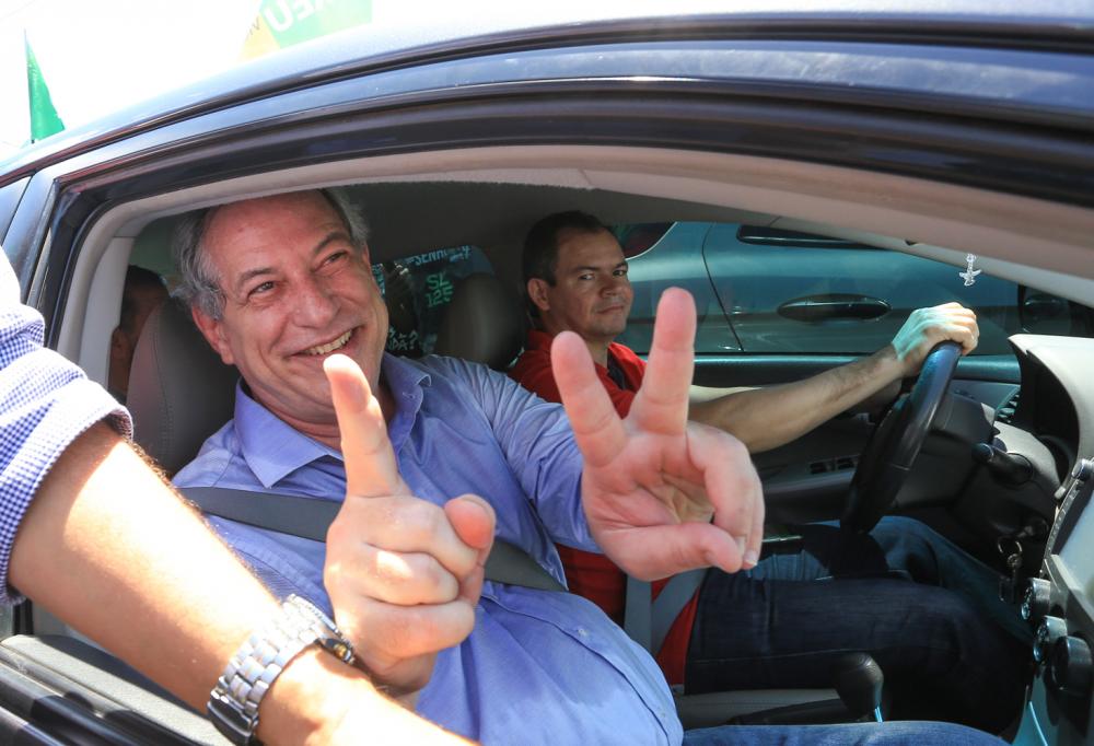 PDT reforça pré-candidatura de Ciro Gomes com adesivaço em Teresina
