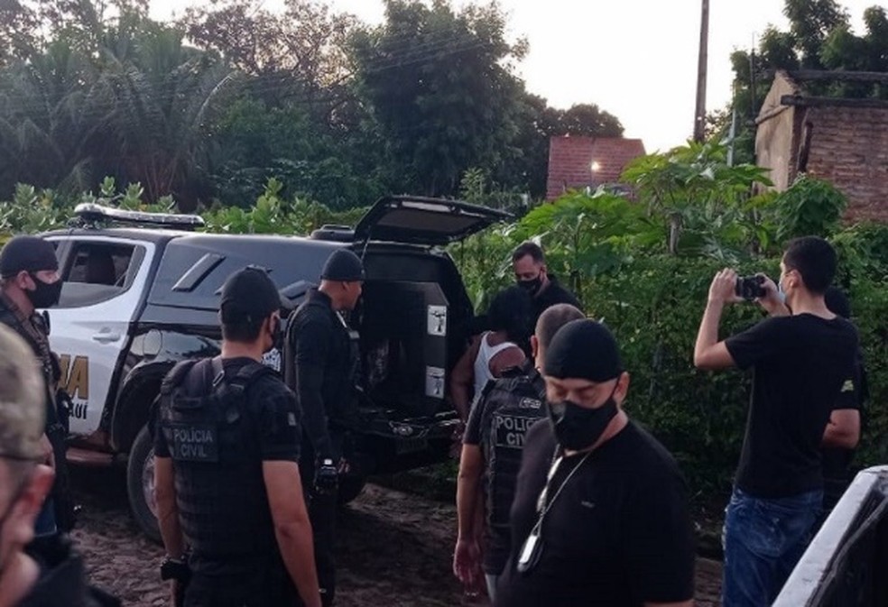 Polícia prende suspeitos de enforcar e agredir idosa de 81 anos com chutes