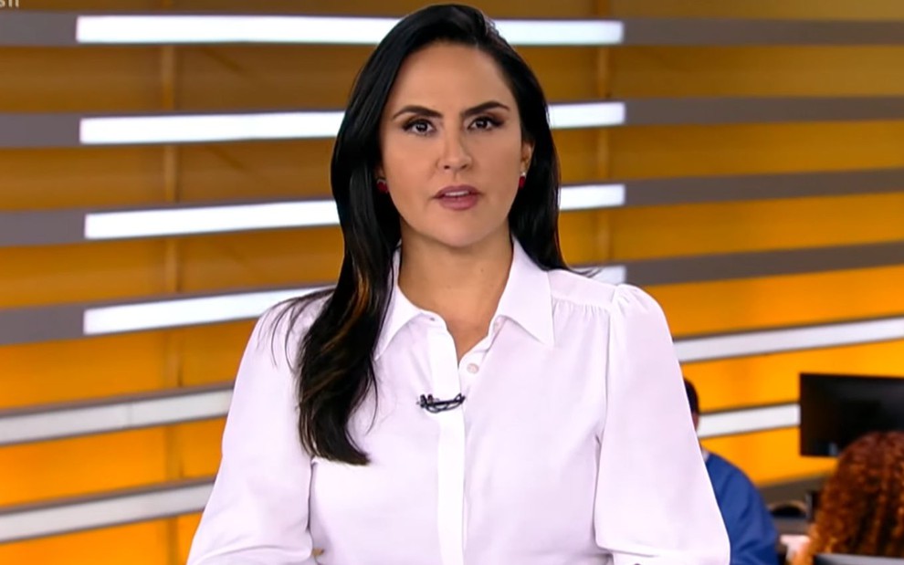 Carla Cecato na bancada do Fala Brasil no último sábado (8); jornalista foi demitida da Record