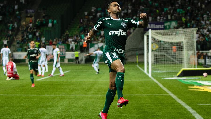 Dudu comemora gol pelo Palmeiras contra o Guarani em seu jogo de número 300 pelo Palmeiras - Imagem: Daniel Vorley/AGIF