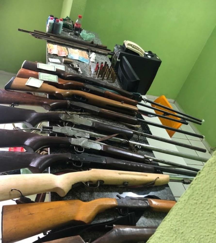 Suspeito de fabricar armas e outros seis são presos durante operação policial