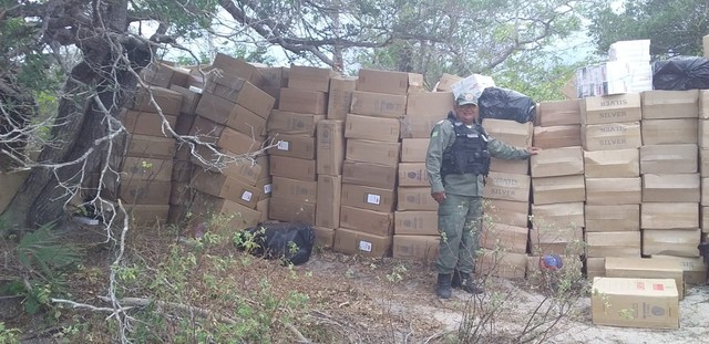 Caixas de cigarros apreendidas pela Polícia Militar — Foto: Divulgação/PM 