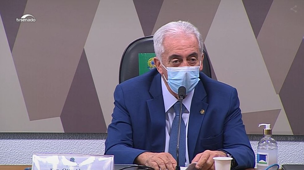 Pazuello mente até sobre a própria saúde, diz senador que o atendeu