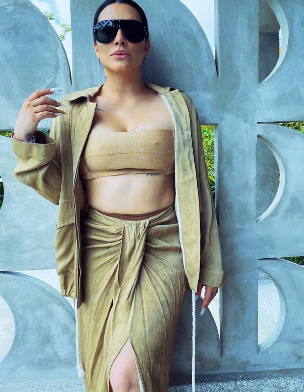 Cleo posa poderosa na web e mostra barriguinha: 'Fase azul'