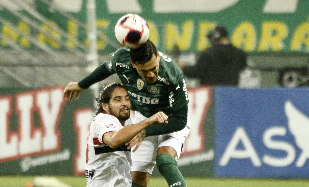 Gustavo Gómez e Benitez disputam jogada em Palmeiras x São Paulo — Foto: Marcos Ribolli