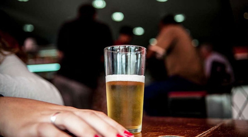 Posso ingerir bebida alcoólica após ser vacinado contra a Covid-19?