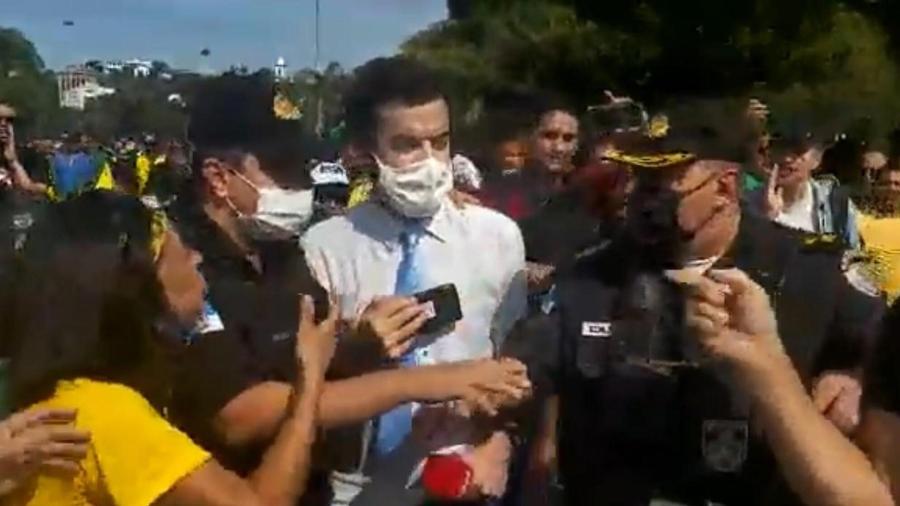 Ao agredir jornalista, bolsonarismo celebra a República Miliciana do Brasil