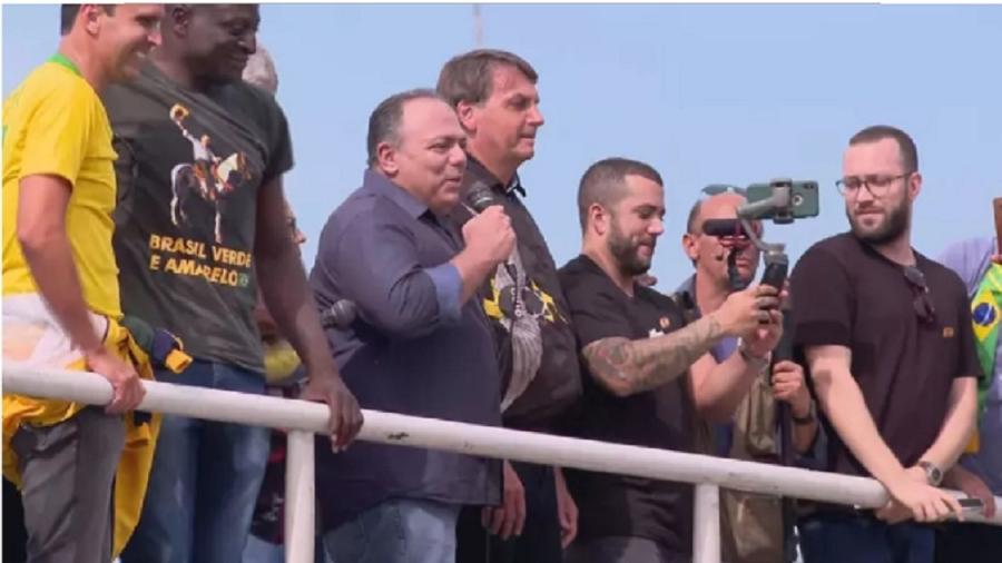 Pazuello lambe botas do capitão, que usa estética fascista