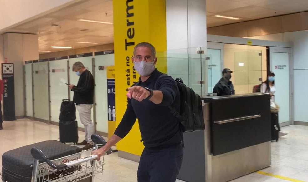 Novo técnico do Corinthians, Sylvinho desembarcou no Brasil na manhã desta terça — Foto: Bruno Cassucci
