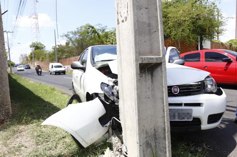 Motorista perde controle de carro e colide em poste no bairro Ininga