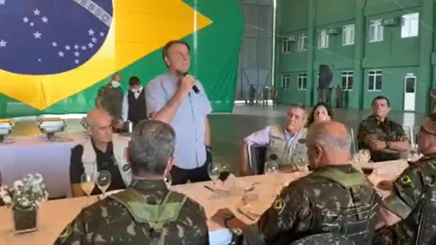 Bolsonaro faz exortação golpista diante do comandante do Exército