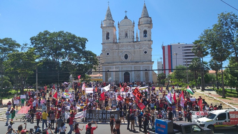 Manifestantes fazem ato contra o governo Bolsonaro em Teresina