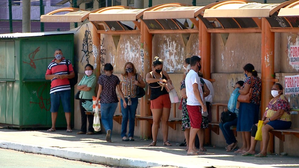 Passageiros esperam ônibus em Teresina — Foto: Reprodução/TV Clube