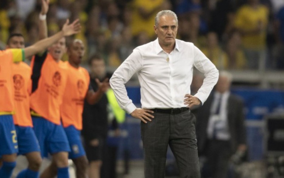 O técnico Tite no comando da Seleção Brasileira; Copa América será transmitida pelos canais Disney