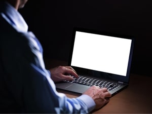 Homem é condenado por comentários racistas em portal de notícias