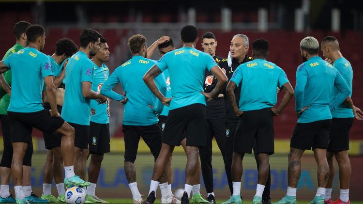 Jogadores reunidos com o técnico Tite e o auxiliar Matheus Bachi durante treino no Beira-Rio - Imagem: Lucas Figueiredo/CBF