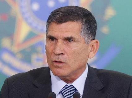 Ex-ministro Santos Cruz fala em 'vergonha' após Exército livrar Pazuello