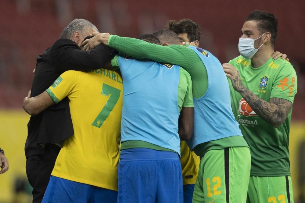 Jogadores da Seleção comemoram primeiro gol sobre o Equador com Tite — Foto: Lucas Figueiredo / CBF