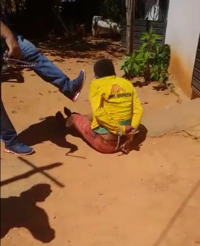 Vídeo mostra policial civil espancando preso com pés e mãos amarrados no Piauí