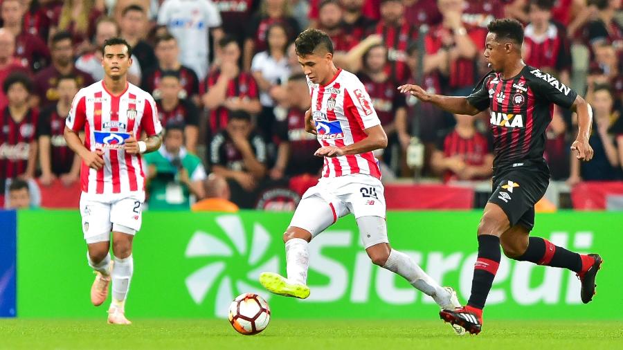 Corinthians encaminha a contratação do colombiano Cantillo
