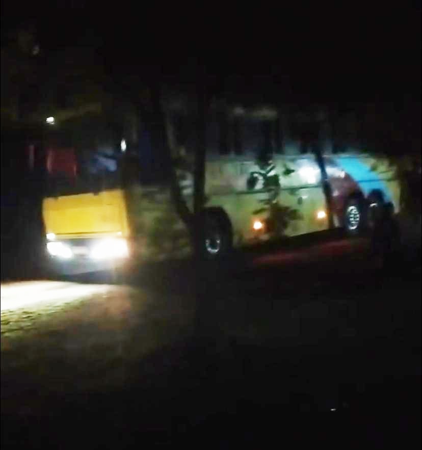 Ônibus de turismo toca em fio e mata duas pessoas eletrocutadas em Caxias
