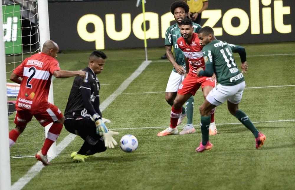 Wesley perdeu uma grande chance na pequena área, no primeiro tempo — Foto: Marcos Ribolli