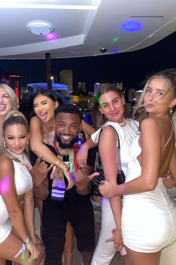 Nego do Borel rodeado de amigas em Miami (Foto: Reprodução/Instagram)