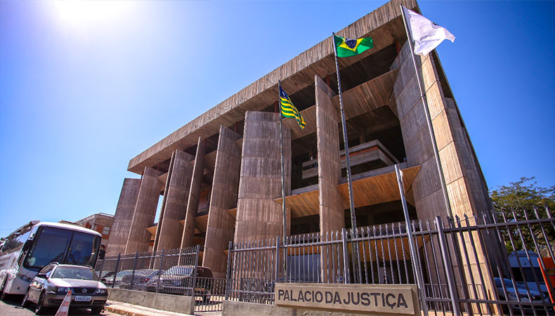Desembargador determina volta de prefeito ao cargo e desbloqueia bens