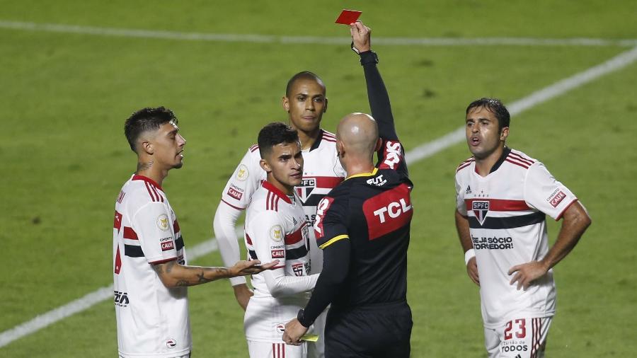 Rodrigo Nestor é expulso em partida do São Paulo contra a Chapecoense | Imagem: FERNANDO ROBERTO/UAI FOTO/ESTADÃO CONTEÚDO