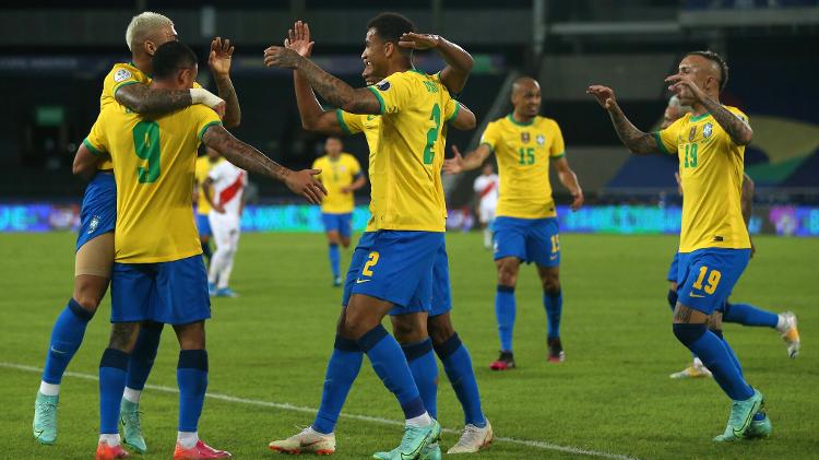 Jogadores da seleção brasileira comemora primeiro gol do Brasil contra o Peru | Imagem: Buda Mendes/Getty Images