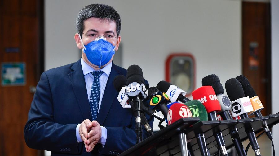 Randolfe: 'Carlos Bolsonaro tem paixão reprimida e precisa sair do armário'