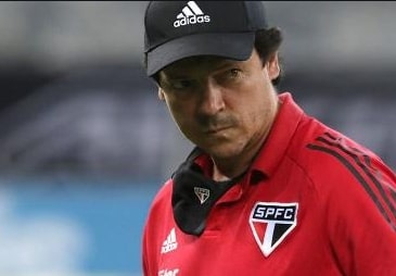 Fernando Diniz, atualmente comanda o Santos