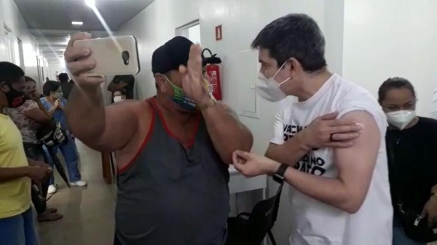 Randolfe reage a provocação ao se vacinar e diz que Bolsonaro será preso