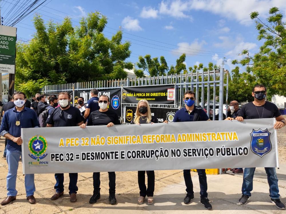 Policiais realizam protesto em Teresina contra a reforma administrativa