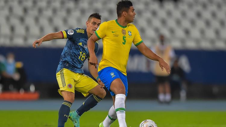 Casemiro ganha a jogada de Rafael Borré no primeiro tempo de Brasil x Colômbia | Imagem: Thiago Ribeiro/AGIF