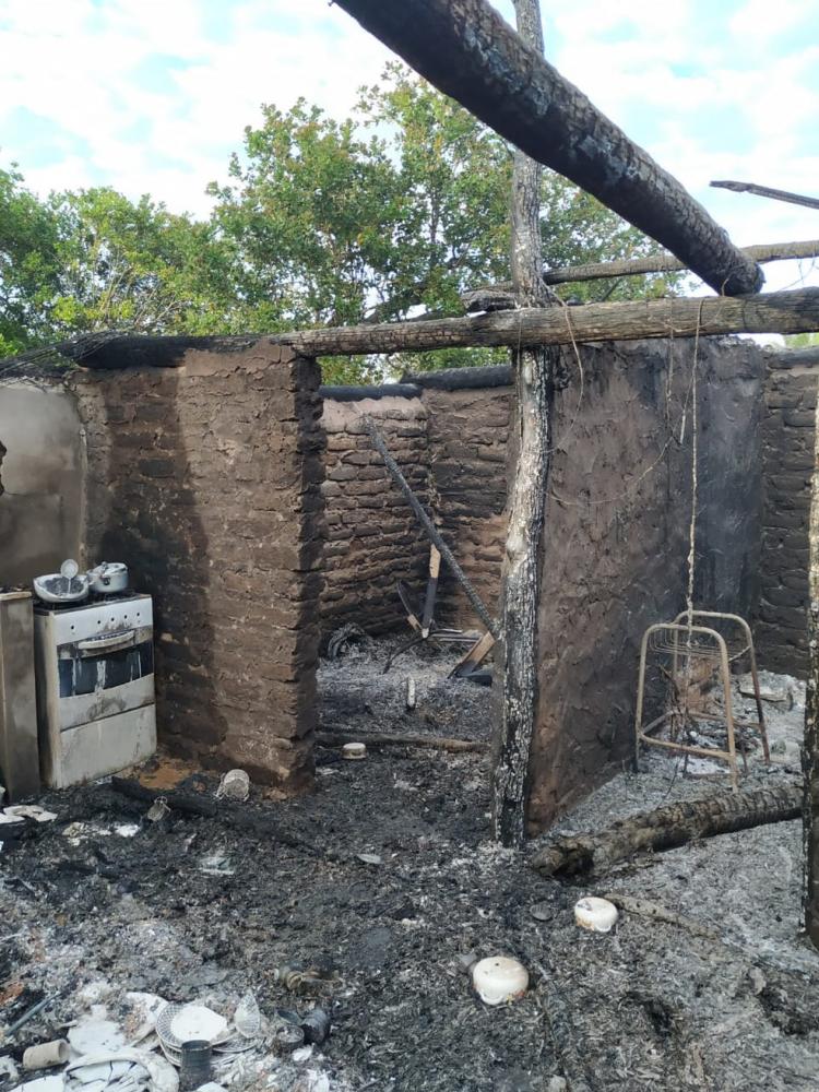 Casa foi incendiada na localidade Caraíba, em Batalha — Foto: Divulgação /PM