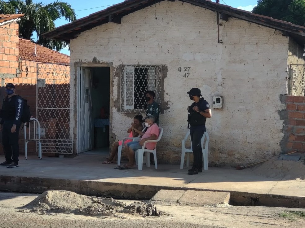 Homem é morto a tiros em residência por dupla na Zona Norte de Teresina