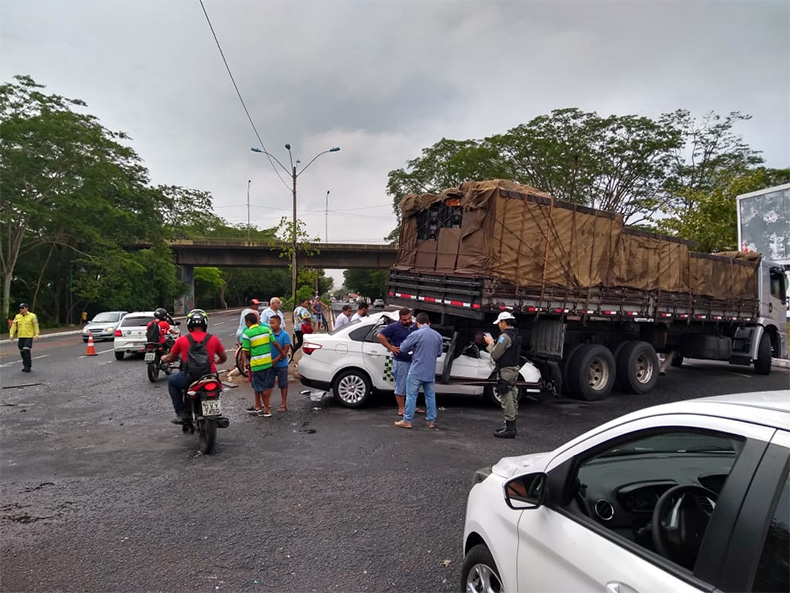 Taxista entra embaixo de caminhão em acidente na Av Marechal Castelo Branco
