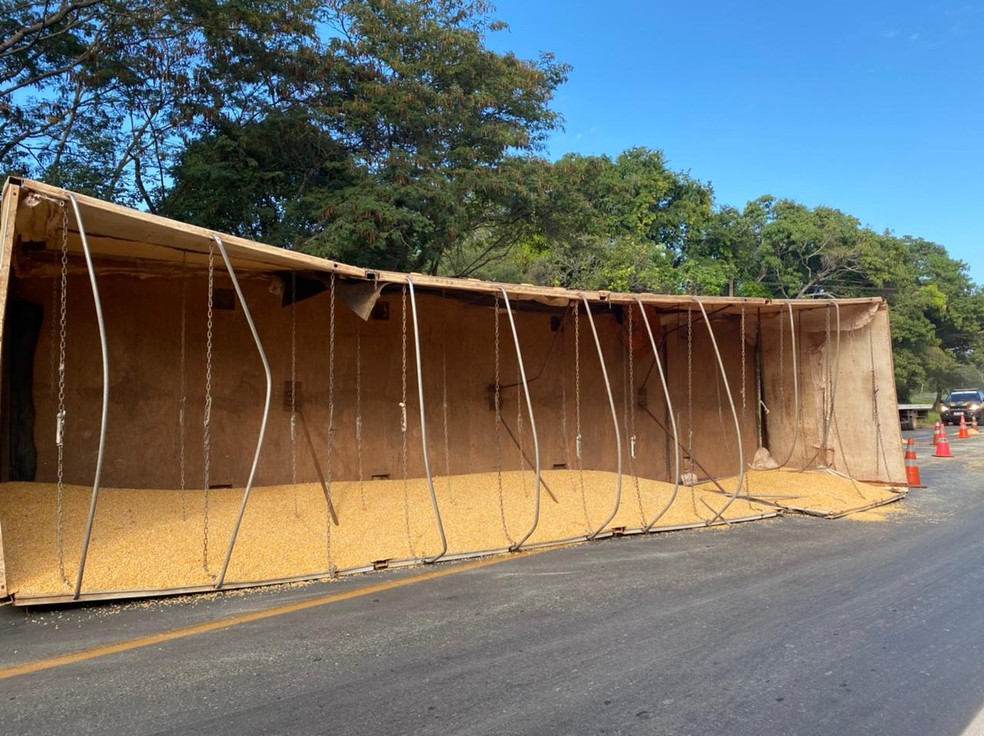 Caminhão carregado com milho tomba na BR-343, em Altos