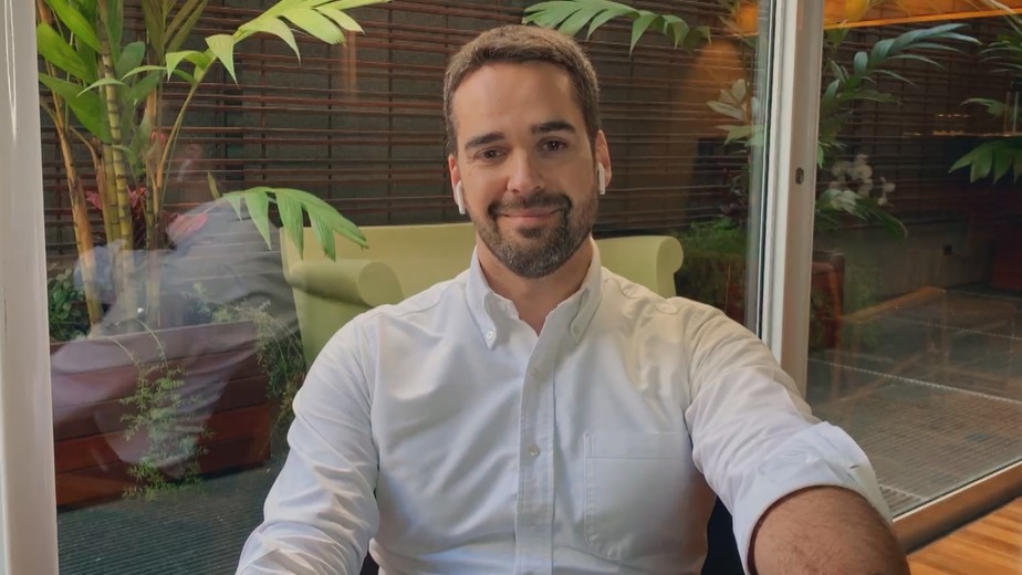 Após declarar ser gay, Eduardo Leite confirma namoro e diz: 'Aliviado'