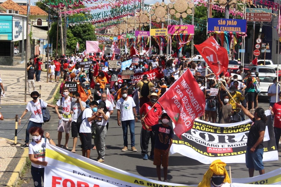 Manifestantes fazem atos pedindo impeachment de Bolsonaro e mais vacinas