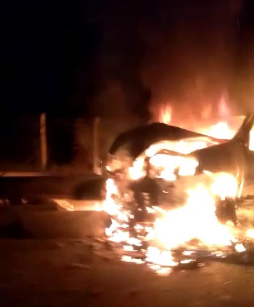 Carro pega fogo após derrubar poste em Teresina — Foto: Reprodução/Redes sociais