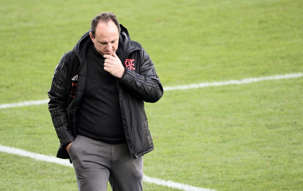 Rogério Ceni pensativo na partida contra o Fluminense — Foto: Marcos Ribolli / ge