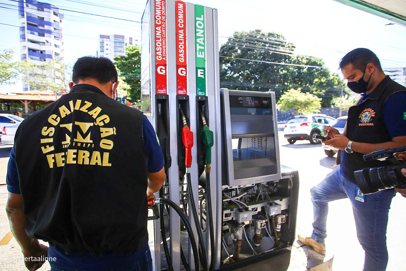 Fiscais lacram bomba com irregularidade na medição da gasolina