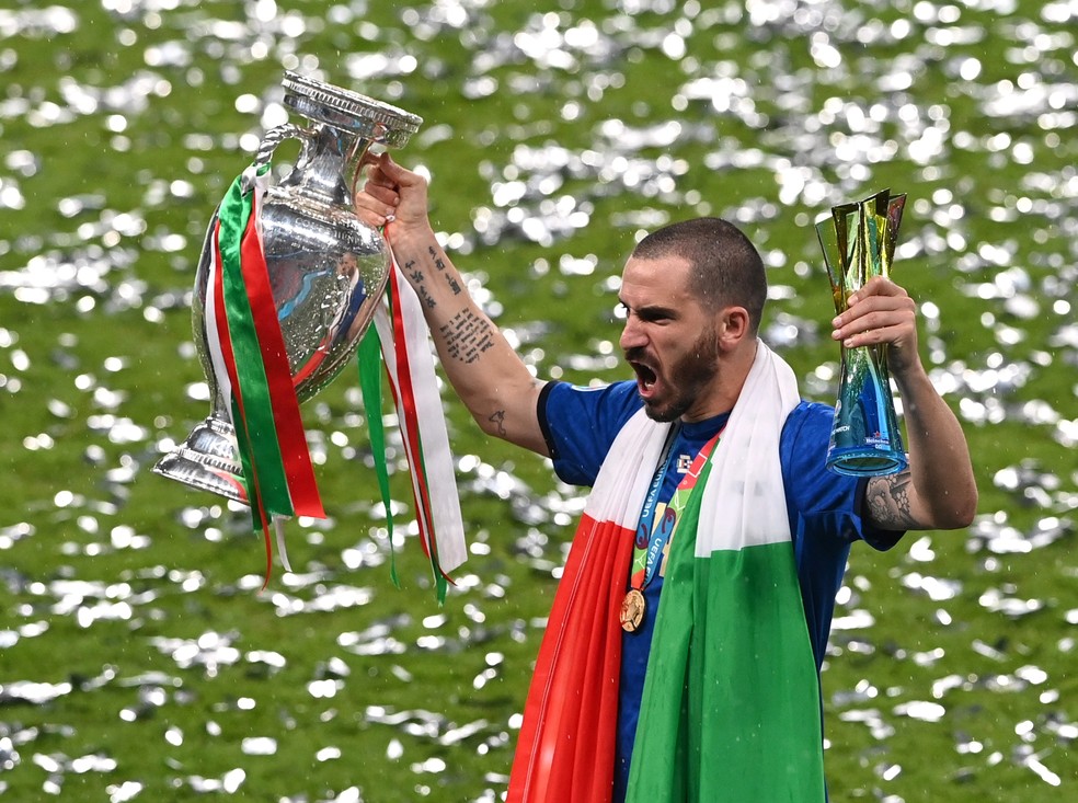 Bonucci com o troféu da Eurocopa e o prêmio de melhor em campo da final depois da vitória da Itália contra a Inglaterra — Foto: Facundo Arrizabalaga/Reuters