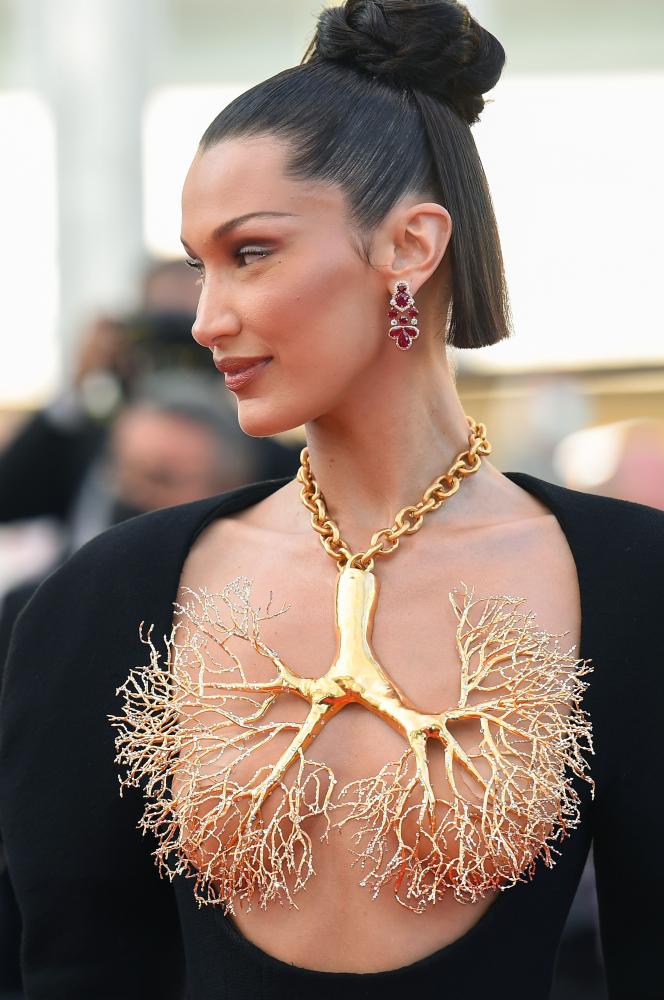 A modelo Bella Hadid em sua passagem pelo red carpet do drama italiano Tre Piani (2021) no Festival de Cannes (Foto: Getty Images)