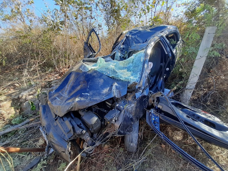 Homem morre e crianças ficam feridas após veículo capotar na BR 343